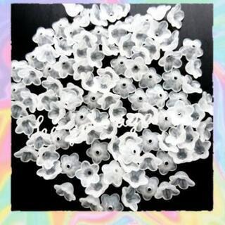No.426   80個♡13㎜つや消しオフホワイトフラワービーズセット艶なしの画像