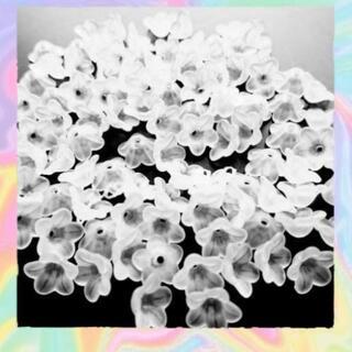 No.426   80個♡13㎜つや消しオフホワイトフラワービーズセット艶なしの画像