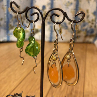 【ほぼ新品】ピアス4種 ストーン ラインストーン の画像