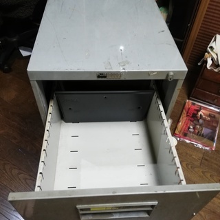  Plus製の古いスチールキャビネットの画像
