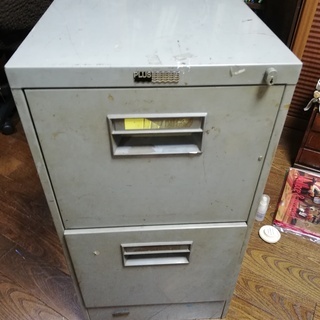  Plus製の古いスチールキャビネット