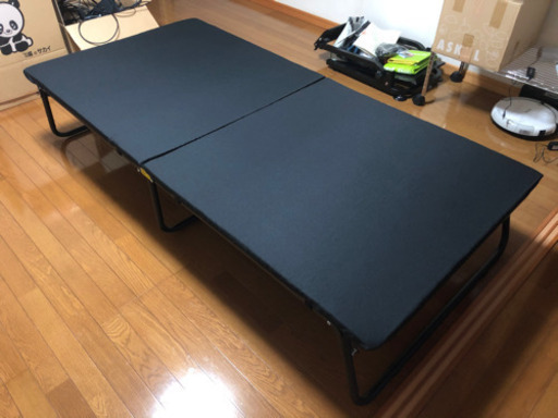 折りたたみベッド　２つあります