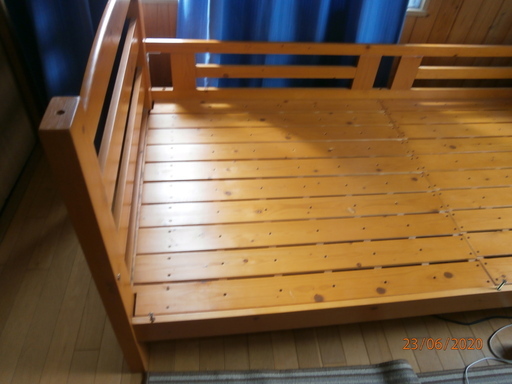 木製のベッドでほとんど使用していません。