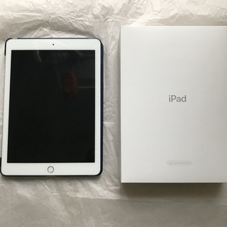 週末値下げ【中古美品】iPad9.7 第6世代 Wi-Fiモデル128GB シルバー (ケース・フィルム付)