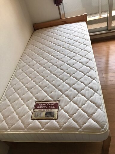 【美品♪】シングルベッド　高級マットレスとカバー付き　更にオマケ付き