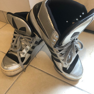 adidas ハイカットスニーカー