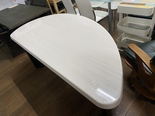 エナメル塗装のテーブルはいりませんか？楕円形！普通にかったら5万円くらいです！4980円！ちょっとキズあります！