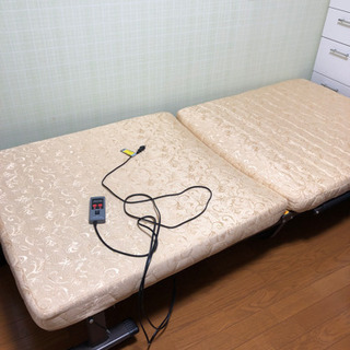 折り畳み　電動ベッド、敷布団(マット)の2点！の画像