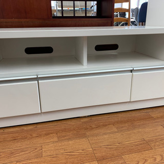 色んなお部屋にマッチしやすいカラーホワイト!収納力抜群のテレビボードです!の画像