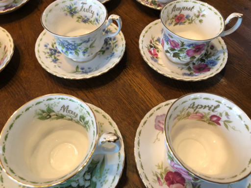 コーヒーカップ　ROYAL ALBERT（1〜12月花柄）