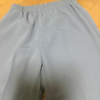 グレーのパンツの画像