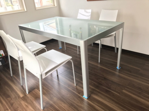 ダイニングテーブルと椅子4脚セット