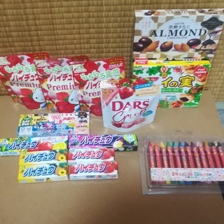 お菓子とクレヨン（白は文字埋めに使ってます）の画像