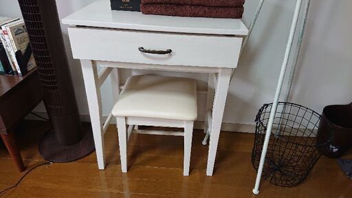 取引中　値下げ　美品　白い(アイポリー)ドレーサ　机単品で1500円