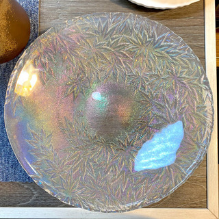 不思議な彩の大きなガラス皿
