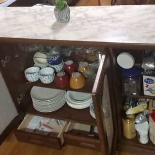 ガラス窓付き木製食器棚