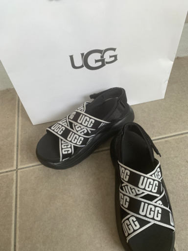 UGG クラウドサンダル