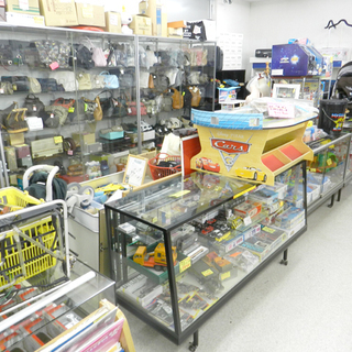アウトレットモノハウス 屯田店 新生活でお困りな方 業者様大歓迎致します。 家電家具豊富！ - リサイクルショップ