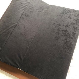 黒の一人用ローソファーの画像