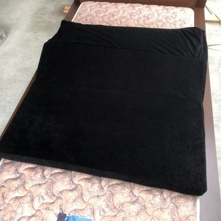 黒の一人用ローソファーの画像