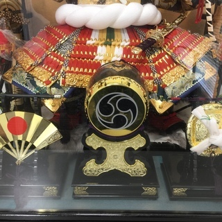 ■【日程調整中】【引取限定】ガラスケース オルゴール付き 五月人形 (NF200628) / 319G-4　◎の画像