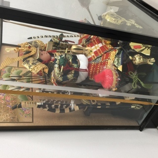 ■【日程調整中】【引取限定】ガラスケース オルゴール付き 五月人形 (NF200628) / 319G-4　◎の画像