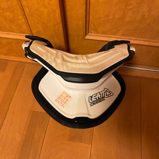 ネックブレース リアットの画像