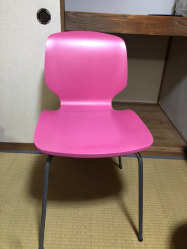 ピンクの椅子 2脚あります。値下げ交渉承ります
