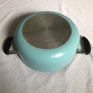 水色のかわいいテフロン加工両手鍋(IH非対応)の画像