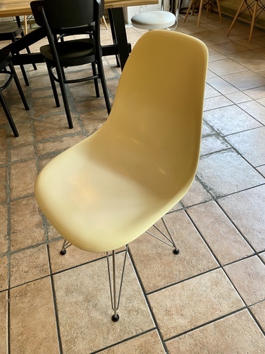 中古　イームズレプリカ　２脚
