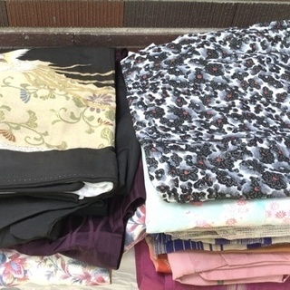  300円★古い昭和の着物(シミやにおいあり。リメイク用にどうぞ)
