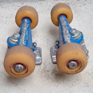 スケートボードのトラックとウィールです。USEDの画像