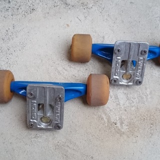 スケートボードのトラックとウィールです。USEDの画像