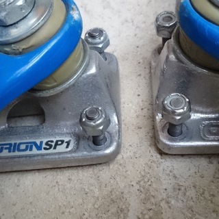 スケートボードのトラックとウィールです。USEDの画像