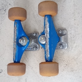 スケートボードのトラックとウィールです。USEDの画像