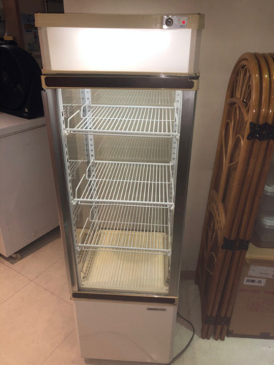 縦型ショーケース　4面ガラス