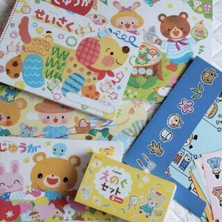 月刊絵本30冊、絵具、スケッチブック、シールまとめて
