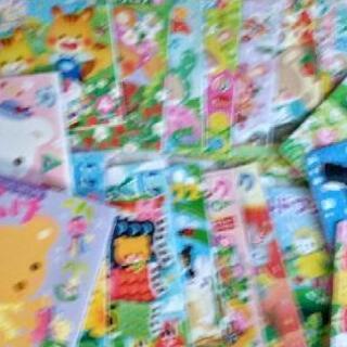 月刊絵本30冊、絵具、スケッチブック、シールまとめての画像
