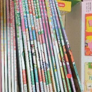 月刊絵本30冊、絵具、スケッチブック、シールまとめての画像
