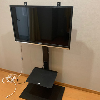 洗濯機、デスクテーブル、チェアー2脚、液晶テレビスタンドタイプの画像