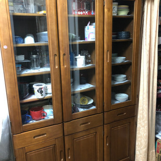 どっしりした食器棚
