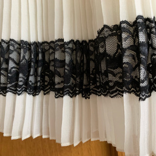 <タグ付き新品‼︎未使用> FOREVER 21 白プリーツスカート XSサイズの画像