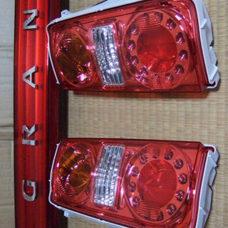 新品未使用　E51エルグランド　純正テールランプの画像