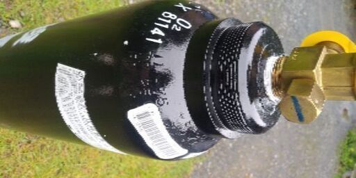 酸素ボンベ　1.5立米　耐圧検査済み　ガス充填済