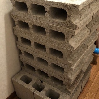 コンクリートブロックと木材