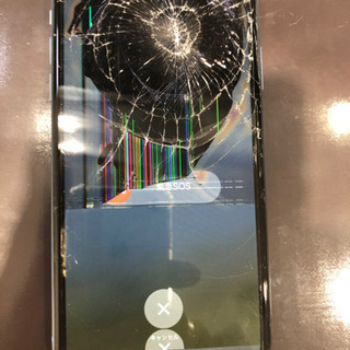 弾痕のような割れ方をしてしまったiPhone XRの修理もお任せ...