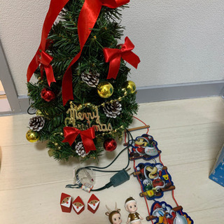 季節外れのクリスマスツリー、人形など！