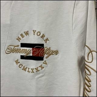 リッチな黄金のロゴ刺繍　希少　ホワイトM　ロンT　TOMMY HILFIGERの画像