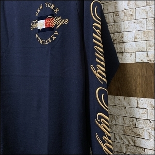 リッチな黄金のロゴ刺繍　在庫希少　ネイビーM　ロンT　TOMMY HILFIGERの画像