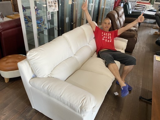 革製！３Pソファー！ホワイト！フワフワの座り心地！早い者勝ちです！1台限り！114000円ヲ29800円販売します！
